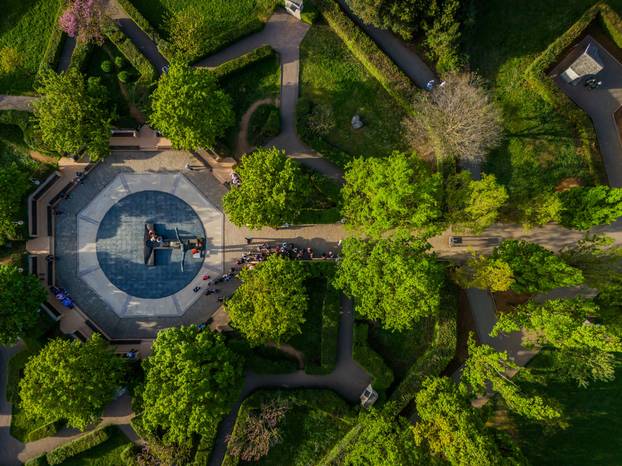 Međugorje: Poslijepodnevna misa ispred crkve sv. Jakova na Uskrs