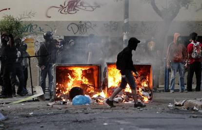 Grčka: Mladi prosvjednici bacali kamenje i palili aute
