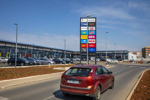 S popuštanjem sigurnosnih mjera Pula City Mall započeo je sa radom