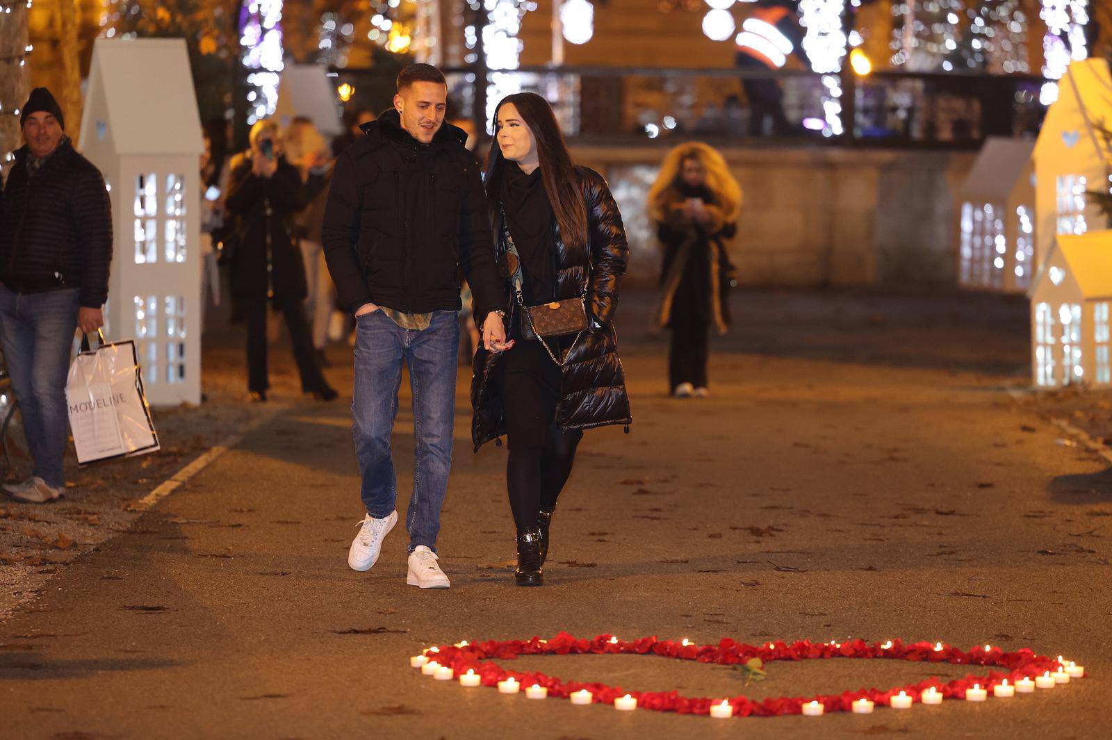 Romantična prosidba na zagrebačkom Adventu, uz latice i svijeće zaprosio djevojku na Zrinjevcu 