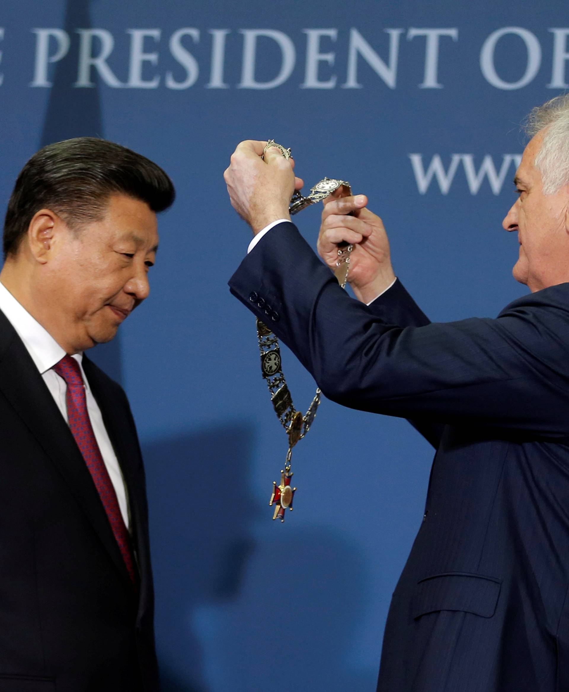Serbian President Tomislav Nikolic awards Chinese President Xi Jinping with the medal of the Republic of Serbia after their meeting in Belgrade