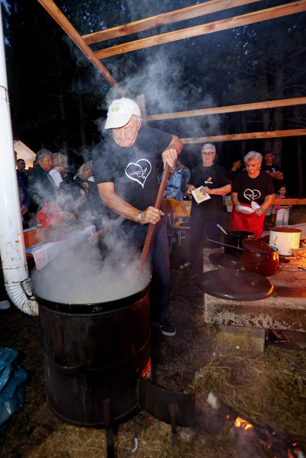 FOTO Dani komina, pure i brozina: Tijarica proslavila dane tradicije unatoč lošem vremenu