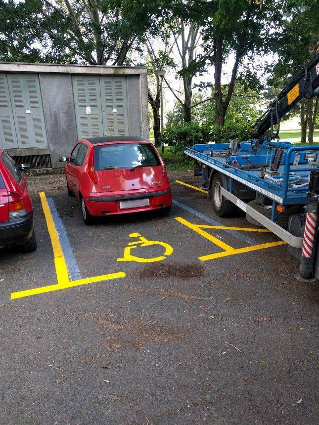 Izbrisali parking, nacrtali novi pa kaznili vlasnika automobila