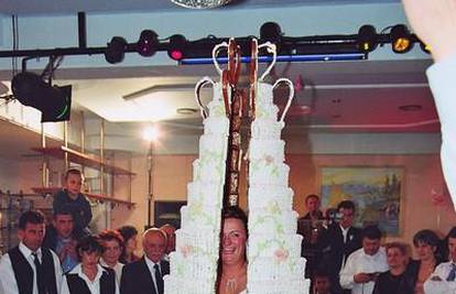 Mladenka na svadbi izašla iz torte visoke 2,5 metra 