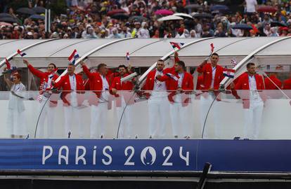 FOTO S broda se orilo 'Hrvatska, Hrvatska'! U crvenim odijelima su naši sportaši zaplovili Senom