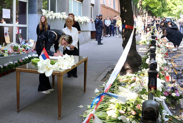 Beograd: Građani se upisuju u knjigu žalosti ispred osnovne škole "Vladislav Ribnikar" 