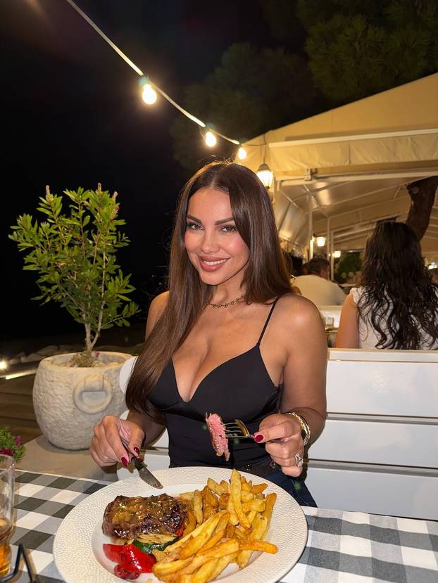 FOTO Pokušajte ju gledati u oči! Žanamari na seksi snimci izlazi iz mora u minijaturnom badiću