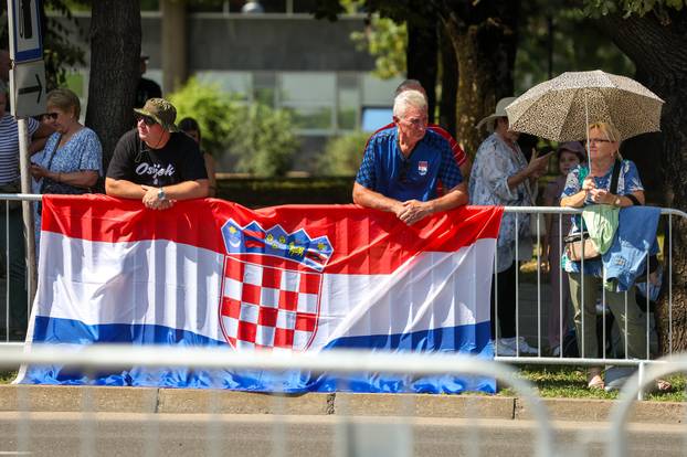 Zagreb: Građani se okupljaju duž trase vojnog mimohoda