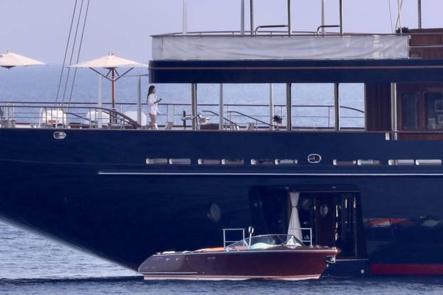 Korčula: Jeff Bezos i Lauren Sanchez odmaraju na palubi svoje jahte Koru