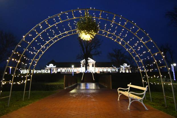 Virovitica: Središte grada sjaji  u blagdanskom ozračju jer traje manifestacija Advent u Virovitici