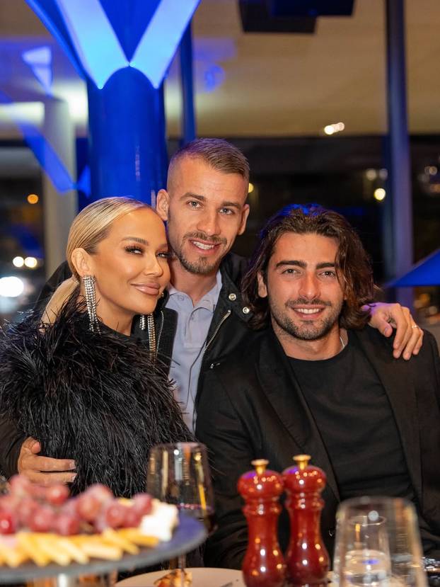 FOTO U zagrljaju s Majom! Šime Elez objavio fotke s proslave 27. rođendana: 'Neka party počne'