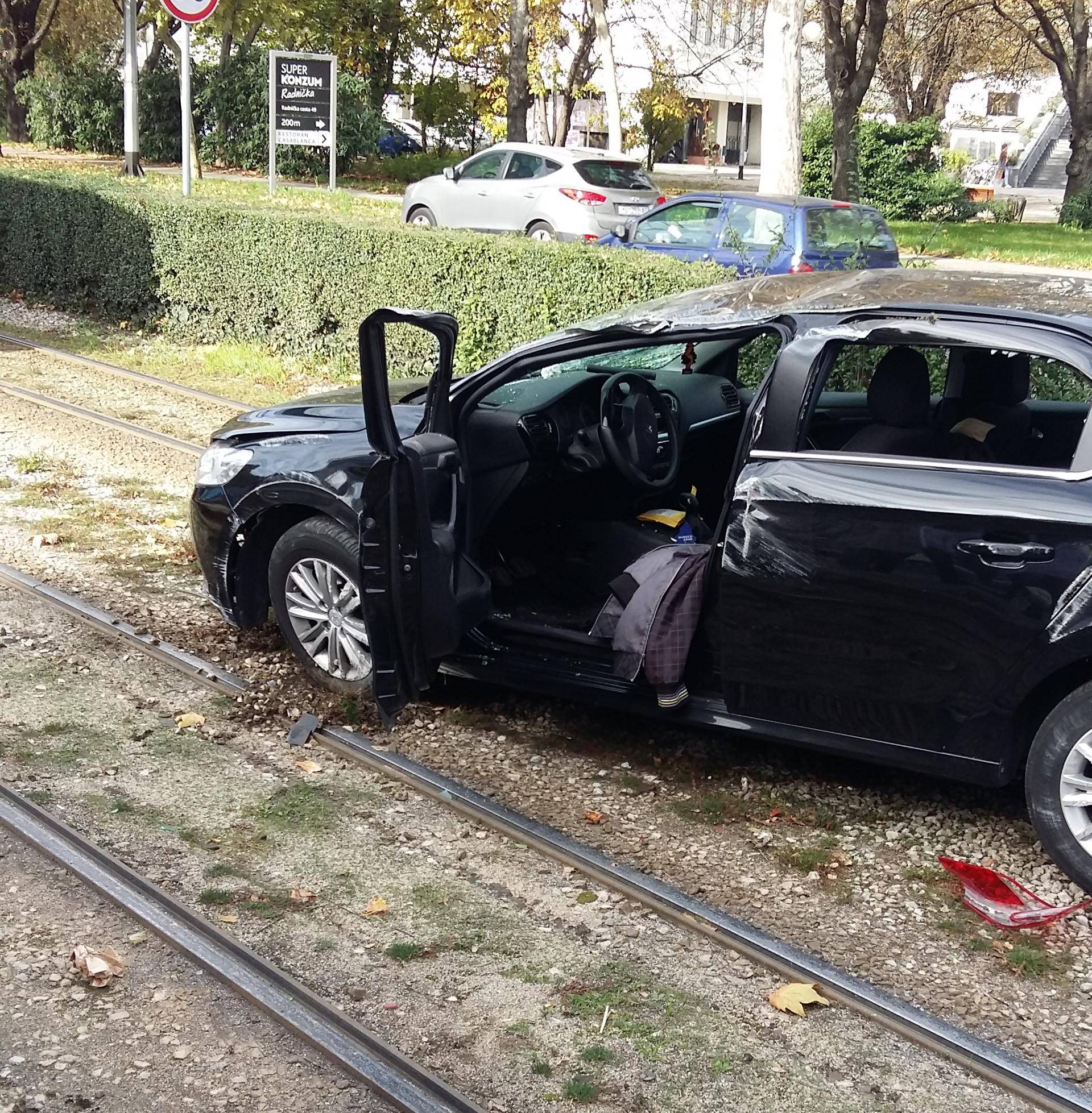 Auto se prevrnuo i udario u tramvaj, nitko nije ozlijeđen