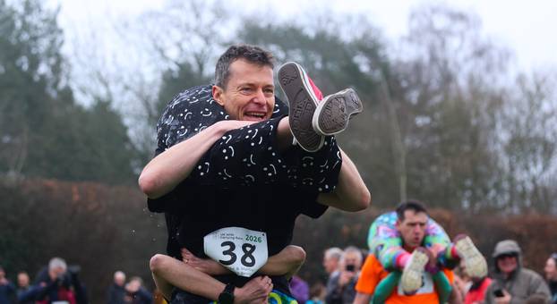 Utrka nošenja supruga u Dorkingu