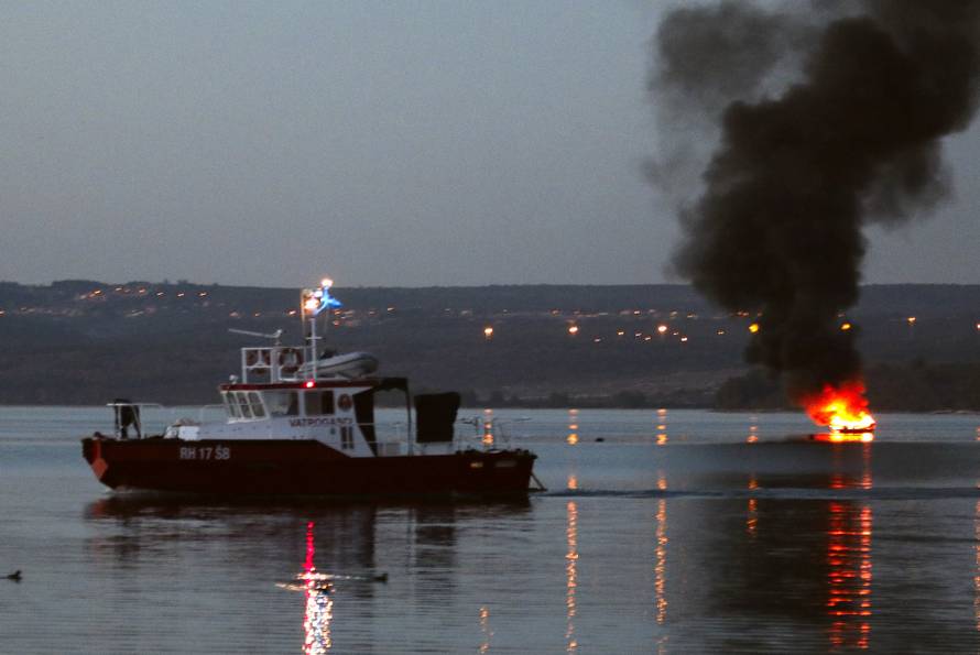 Buktinja u moru kod Šibenika: Zapalila se motorna jahta, gusti crni dim došao je do marine