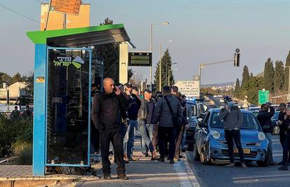 VIDEO Automobilom se zabio u pješake u Izraelu, ozlijeđeno 10 ljudi. Uhitili su vozača auta