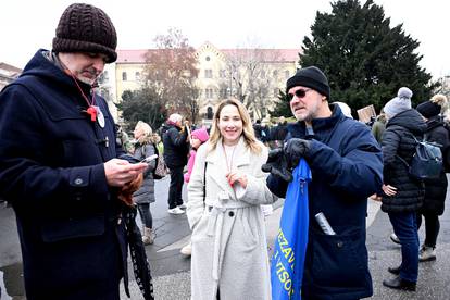 FOTO Veliki prosvjed nastavnika i profesora: Krenula povorka