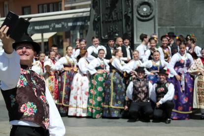 Sudionici Međunarodne smotre folklora zabavljali se na zagrebačkim ulicama