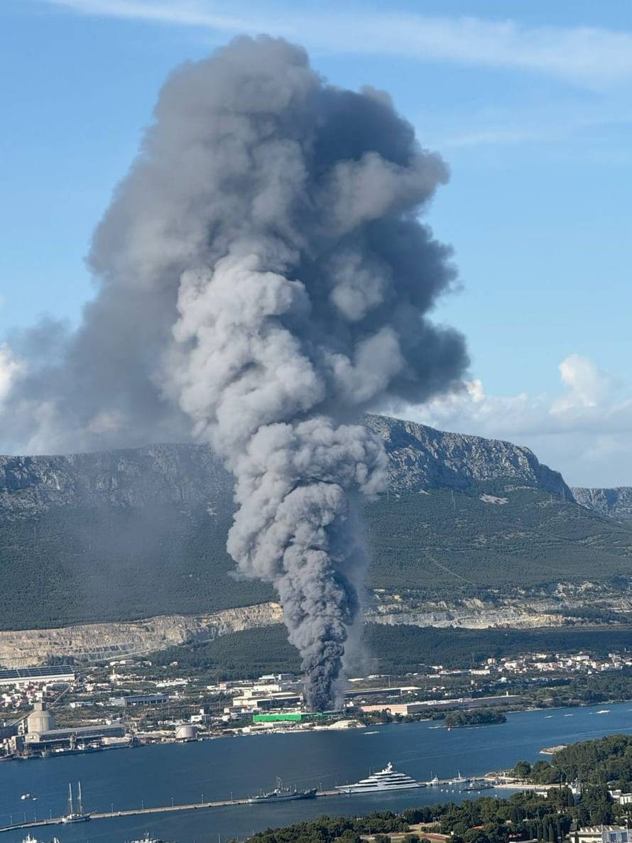 FOTO Požar u Kaštel Sućurcu još nisu proglasili ugašenim, rade na sanaciji. Šteta će biti velika?