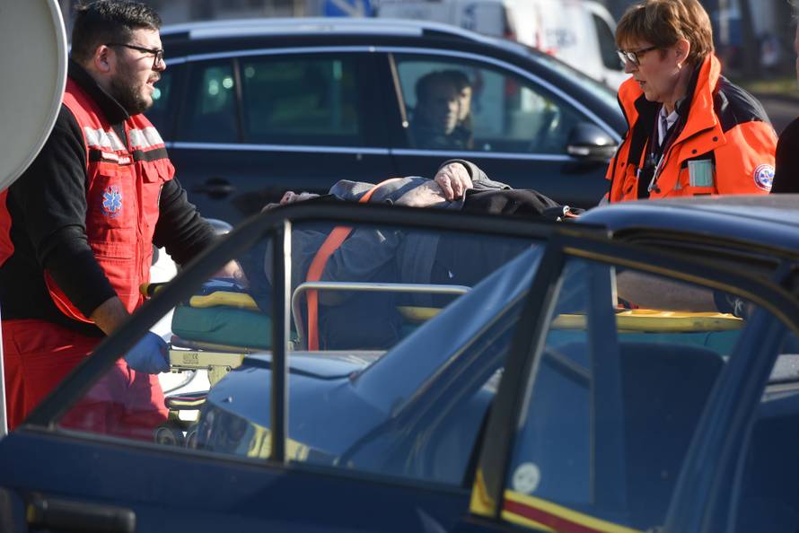 Vatrogasci ih izvlačili iz auta: Žena (83) preminula u bolnici