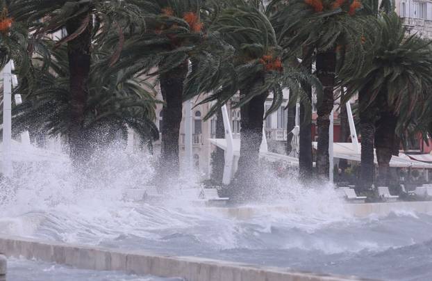 Olujno jugo u Splitu, more se izlilo na obalu