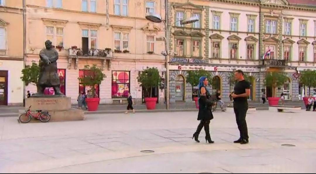 Olja šokirala Dragana: Nasred trga skinula se u seksi odjeću s remenjem, pa izvadila pištolj