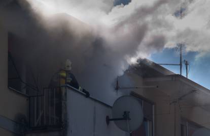 U Sisku gorio stan, dvoje zbog udisanja dima zatražilo pomoć