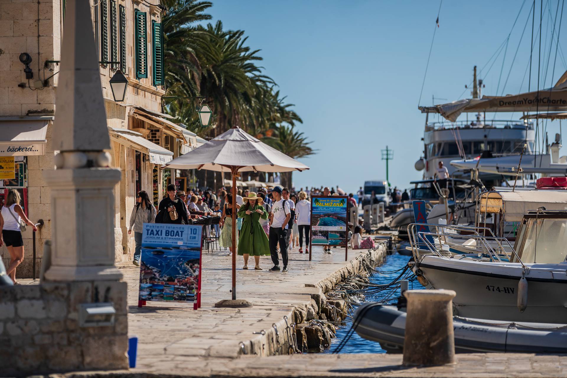 Turisti u obilasku grada Hvara uživaju u lijepom vremenu