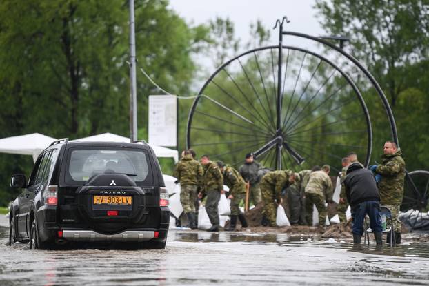 Rijeka Una poplavila područje Hrvatske Kostajnice