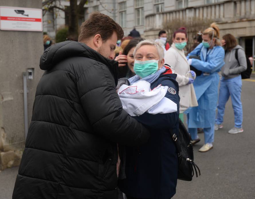 Zagreb: Ljudi ispred Klinike za ženske bolesti i porode