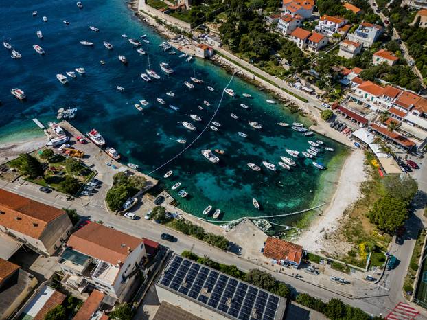 Fotografije iz zraka onečišćenja mora na Hvaru