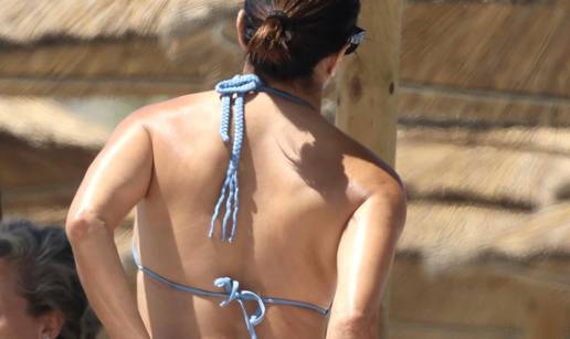 FOTO Druga boja bikinija, isti u&ccaron;inak: Eva Longoria na pla&zcaron;i pipkala svoje zanosne obline