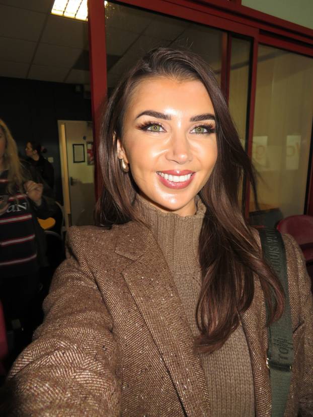 FOTO Zbog fatalne ljepotice je premierligaš dobio nove fanove