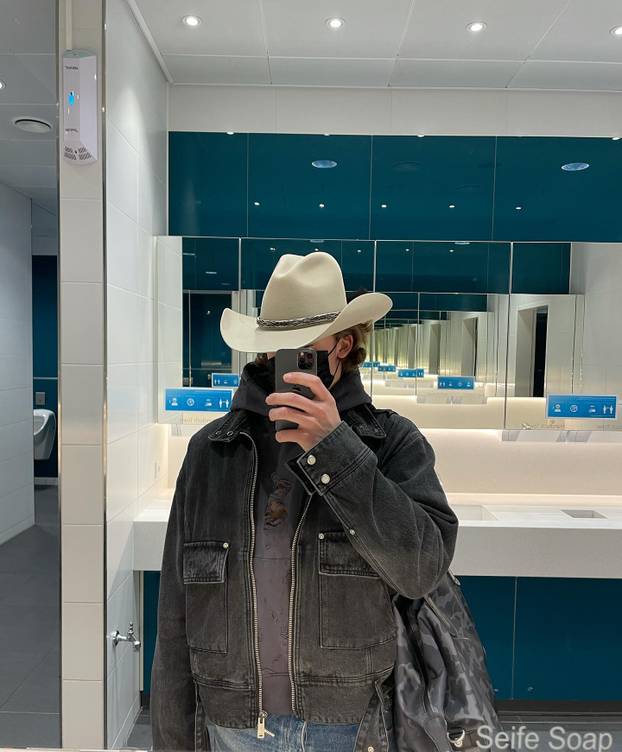 FOTO 'Alpski modni mačak' voli nositi bunde, suknje i lakirati nokte. Sad dominira skijanjem