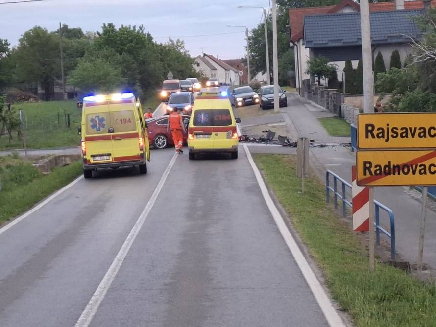 FOTO STRAVE Jedan mrtav u sudaru kod Požege: Vatrogasci rezali lim auta da izvuku ljude