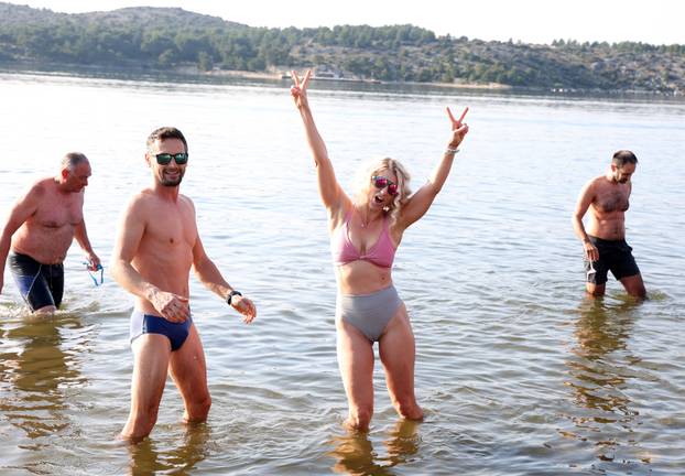 Šibenik: Tradicionalno novogodišnje kupanje na gradskoj plaži Banj