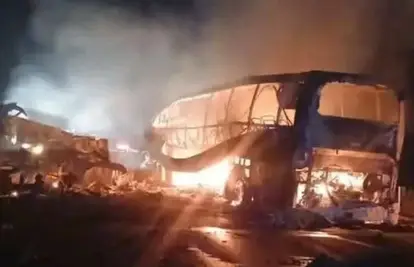 Više od 40 mrtvih u stravičnoj nesreći u Meksiku. Od autobusa ostao samo metalni okvir...