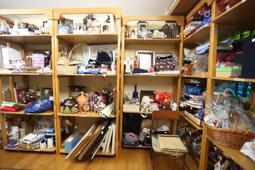 Kolindine zlatne krune: Dobila je i Putinove raskošne rupce...