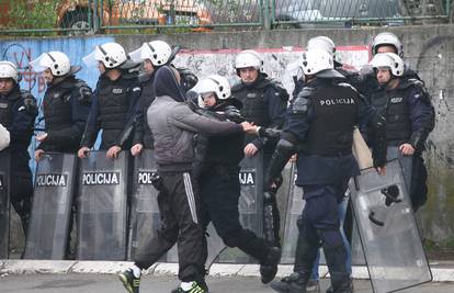 Sukobili se zbog doseljavanja Roma: Ozlijedili 12 policajaca