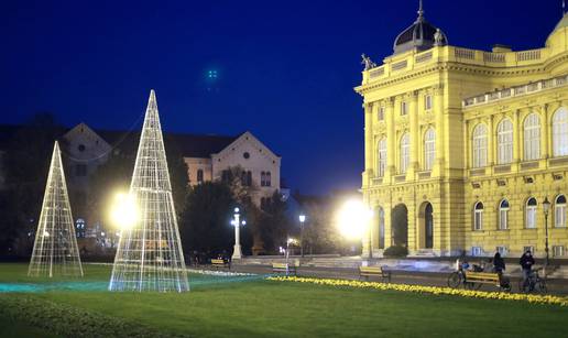 Postavljeni su ukrasni metalni borovi ispred zgrade HNK-a