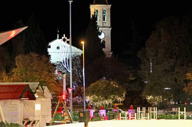 Šibenik zablistao adventskom ukrasnom rasvijetom