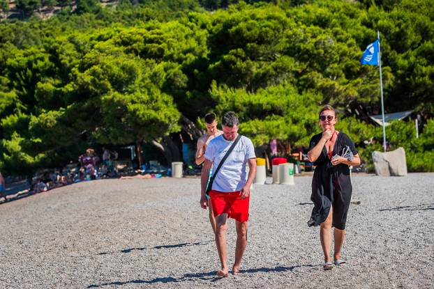 Olujna bura i jutro na plaži Zlatni rat