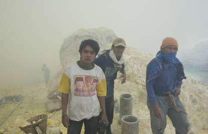 Daju život za kruh: Zarađuju udišući otrovni dim na vulkanu