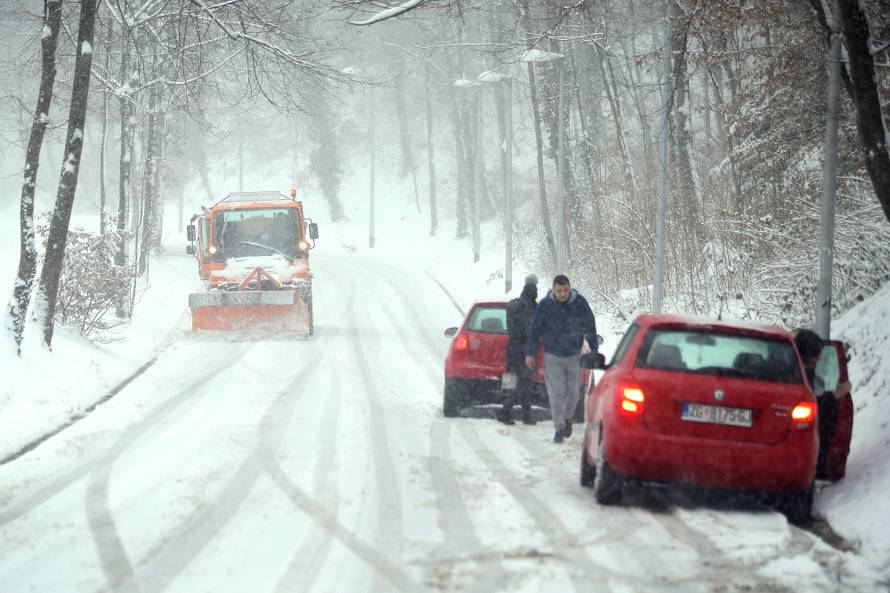 HGSS nepokretnom muškarcu kod Gračaca donio hranu i drva