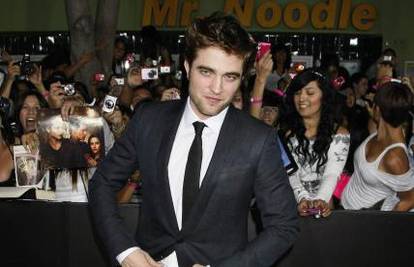 S. Cowell želi da 'vampir' R. Pattinson snimi album 