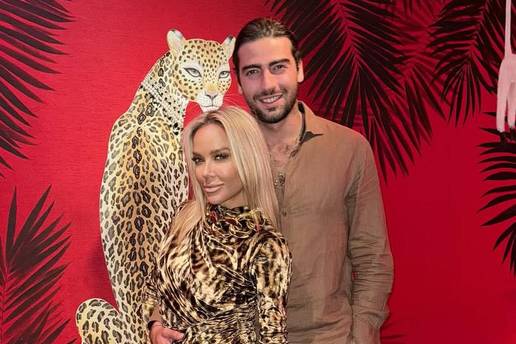 FOTO 'Leopardica' Maja Šuput ni na večeri se ne odvaja od Šiminog nježnog zagrljaja