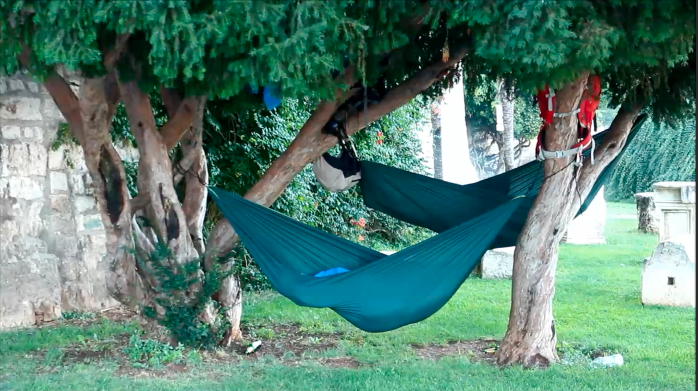 Turisti u Šibeniku na snalažljiv način našli mjesto za spavanje