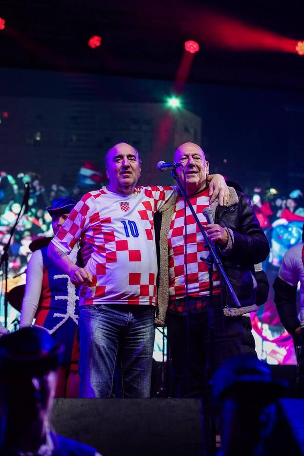 Zadar: Livaković i Erlić na bini u društvu Mladena Grdovića pjevali okupljenima