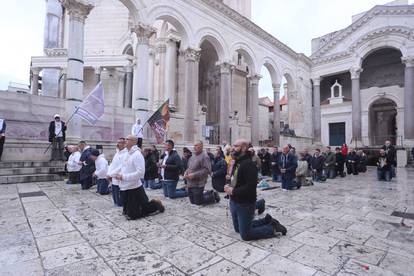 Split: Muškarci okupljeni na molitvi krunice na Peristilu