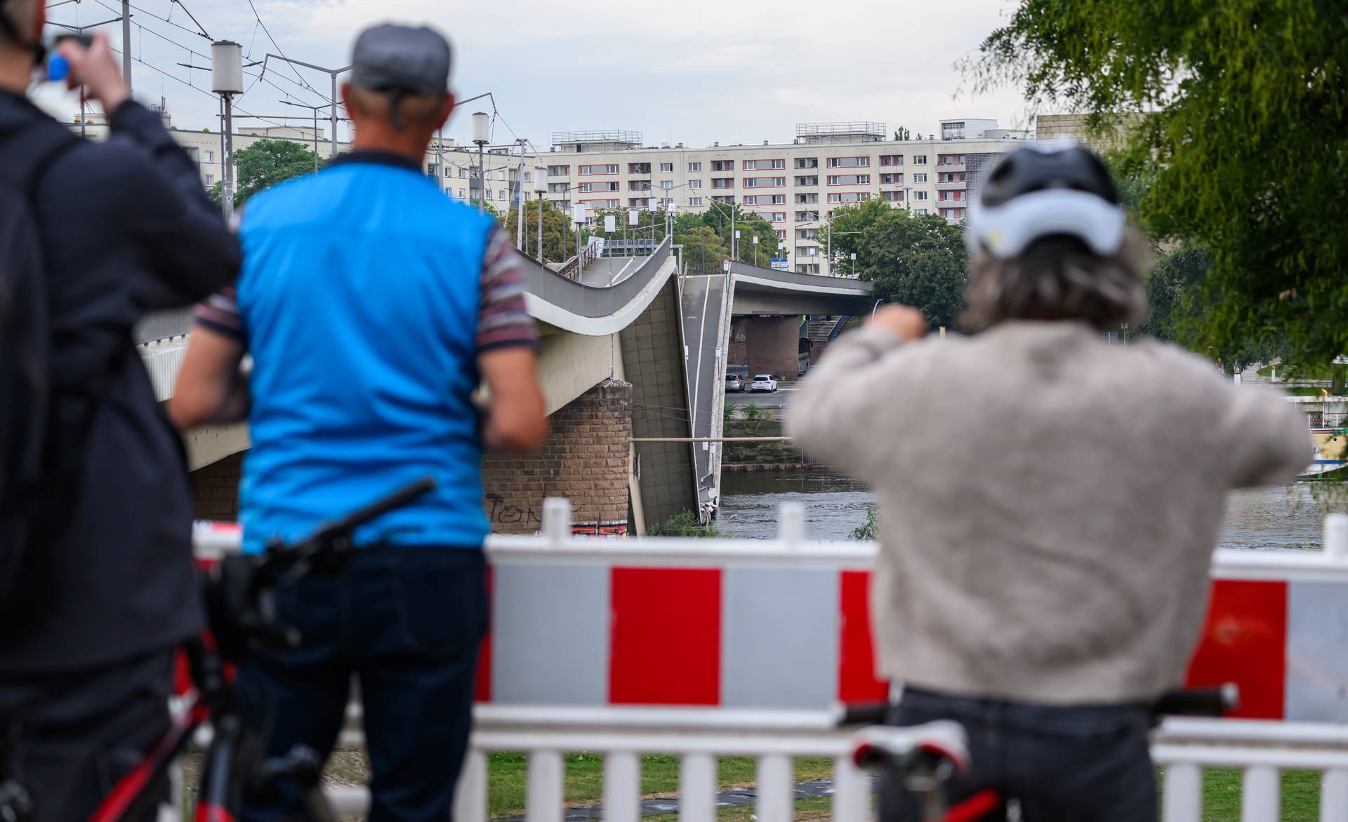 Carola Bridge in Dresden collapses