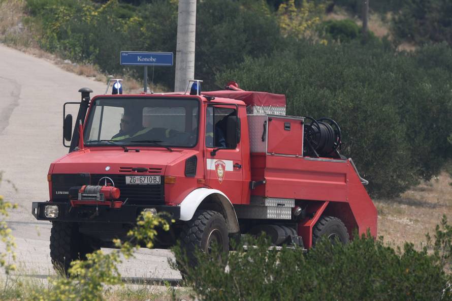 Buknuo požar kod Grebaštice, gašenje u tijeku